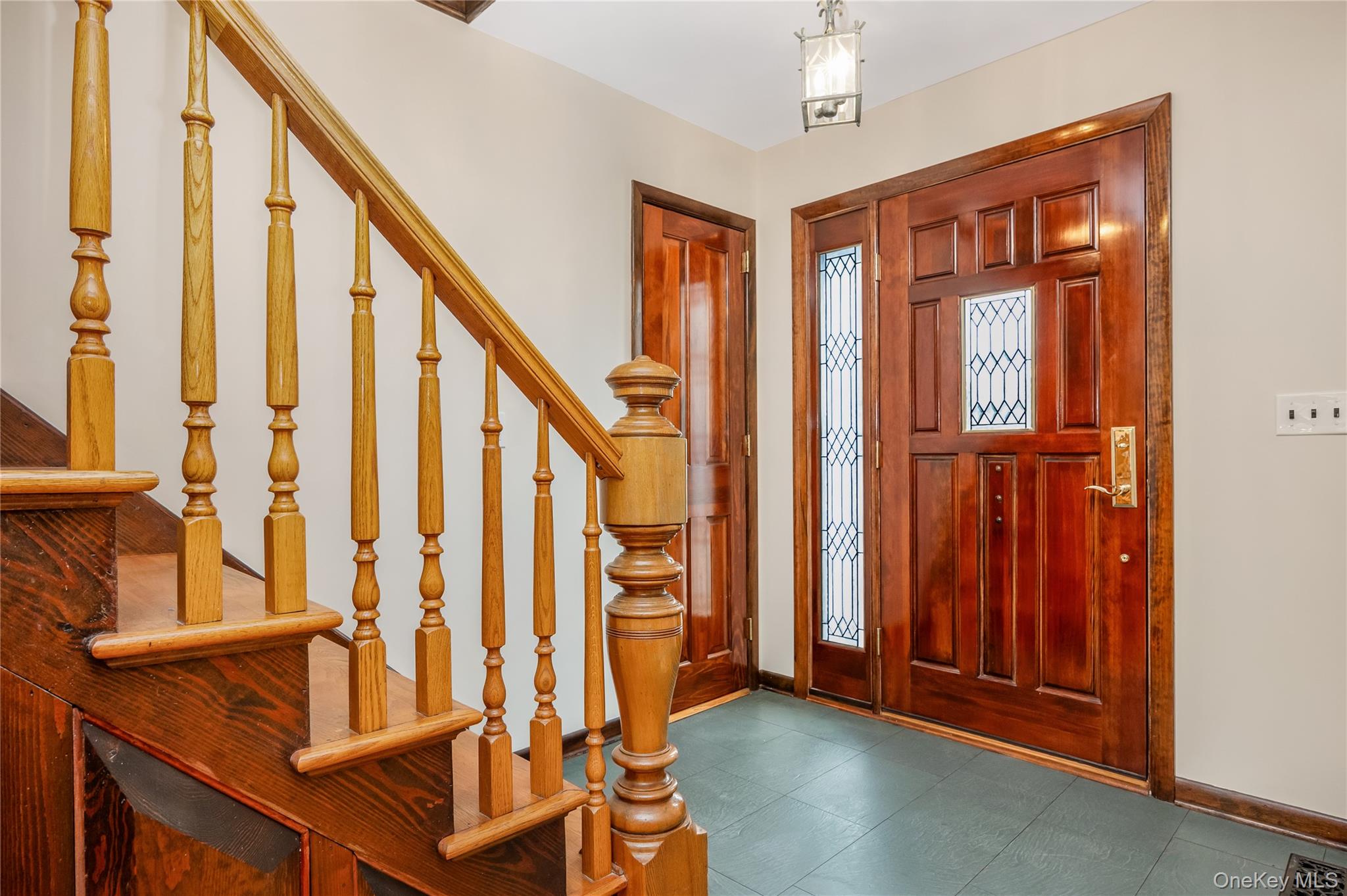 325 Middle Road Blue Point, NY 11715 - Photo 5 of 33