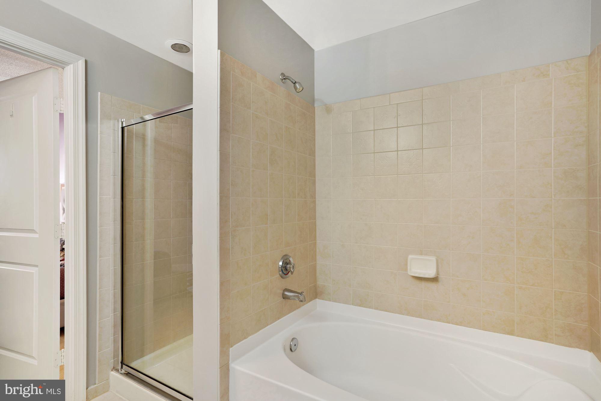 3600 South Glebe Road, Unit 632W Arlington, VA 22202 - Photo 23 of 41 a bathroom with a bathtub