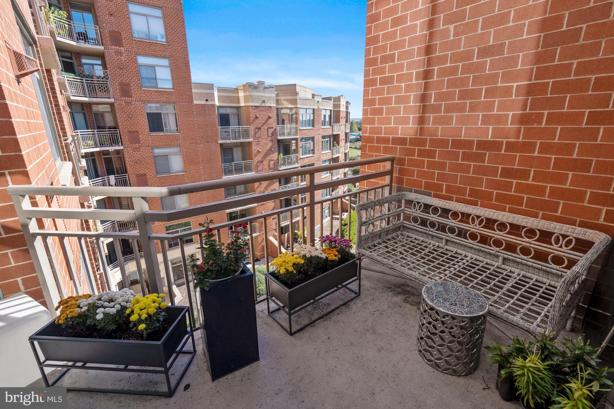 3600 South Glebe Road, Unit 632W Arlington, VA 22202 - Photo 25 of 41 a view of outdoor seating space and building view