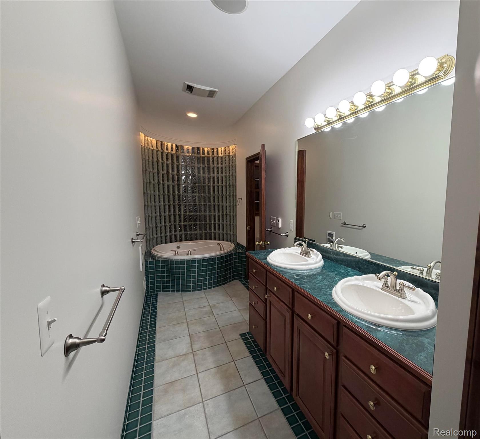 1143 Brewster Road Rochester, MI 48306 - Photo 15 of 35 015_beyc6a1efce7b6cde.jpg