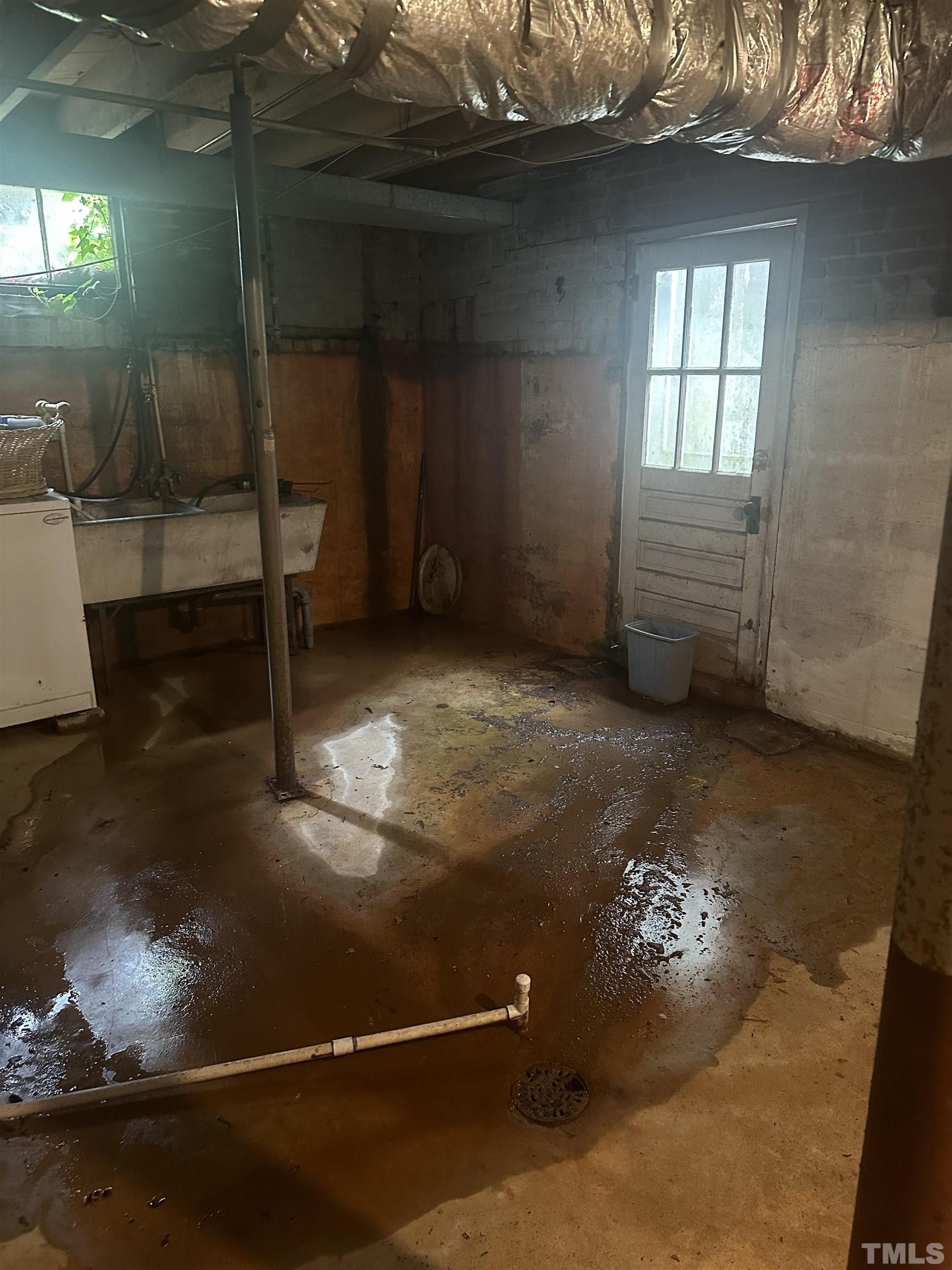 1309 Canterbury Road Raleigh, NC 27607 - Photo 12 of 32 a view of empty room with window