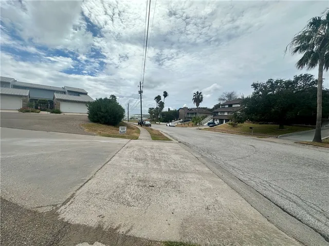 $199,900 | 830 Cliff Drive, Unit 13, Portland, TX 78374