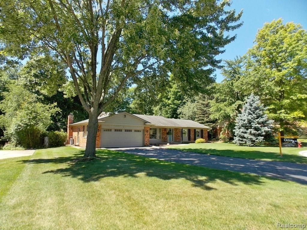 1745 Oakstone Drive Rochester, MI 48309 - Photo 2 of 27 Front Elevation in Cul-De-Sac