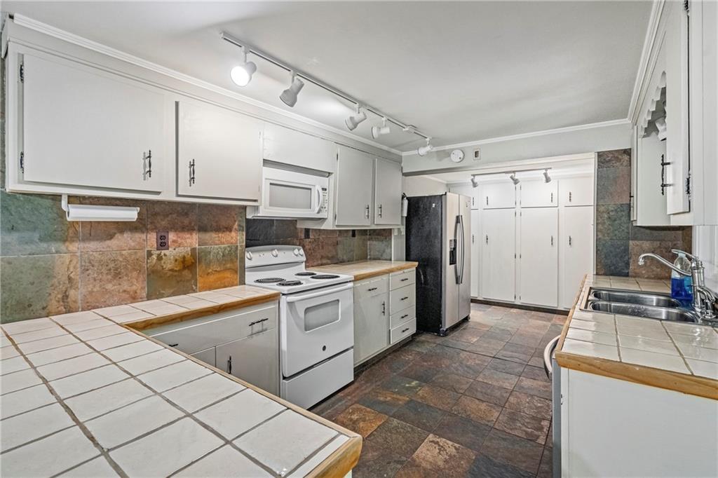 311 Redgate Road Sewickley, PA 15143 - Photo 6 of 22 KITCHEN