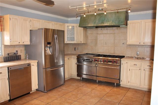 762 Glenn Baker Road Dickson, TN 37055 - Photo 8 of 20 Large kitchen with stainless steel appliances including a commercial grade double oven, gas range. Lots of counter space and cabinets. Separate pantry.