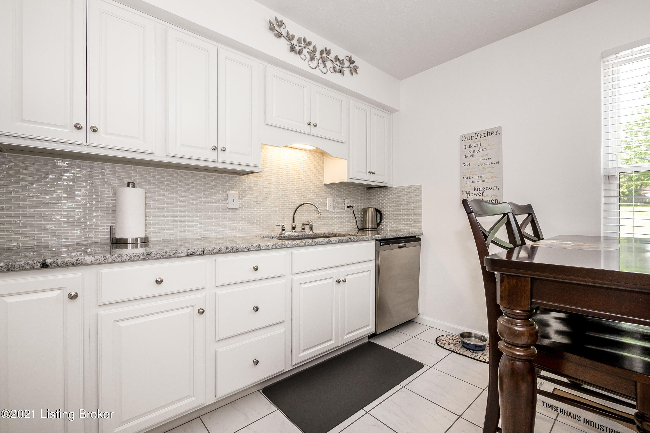 3621 Dell Road Louisville, KY 40299 - Photo 11 of 29 Eat-in Kitchen