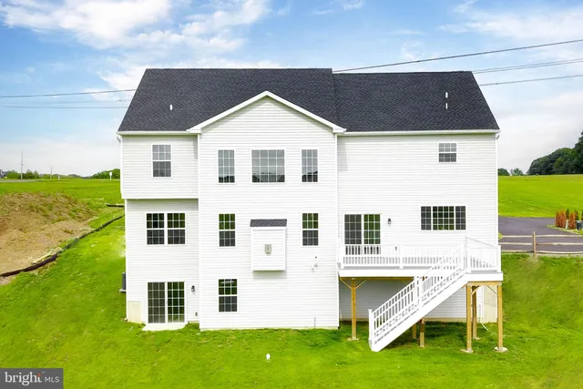 $859,900 | 4450 Maple Street, Schnecksville, PA 18078