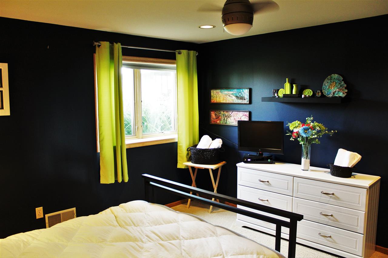 766 Timber Ridge Trail Rockford, IL 61114 - Photo 20 of 25 a room with a bed and a potted plant