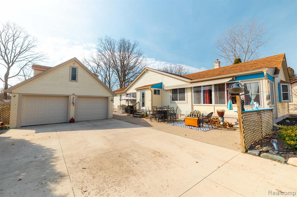 8515 Lake Road Grosse Ile, MI 48138 - Photo 4 of 42 Gallery Image 4