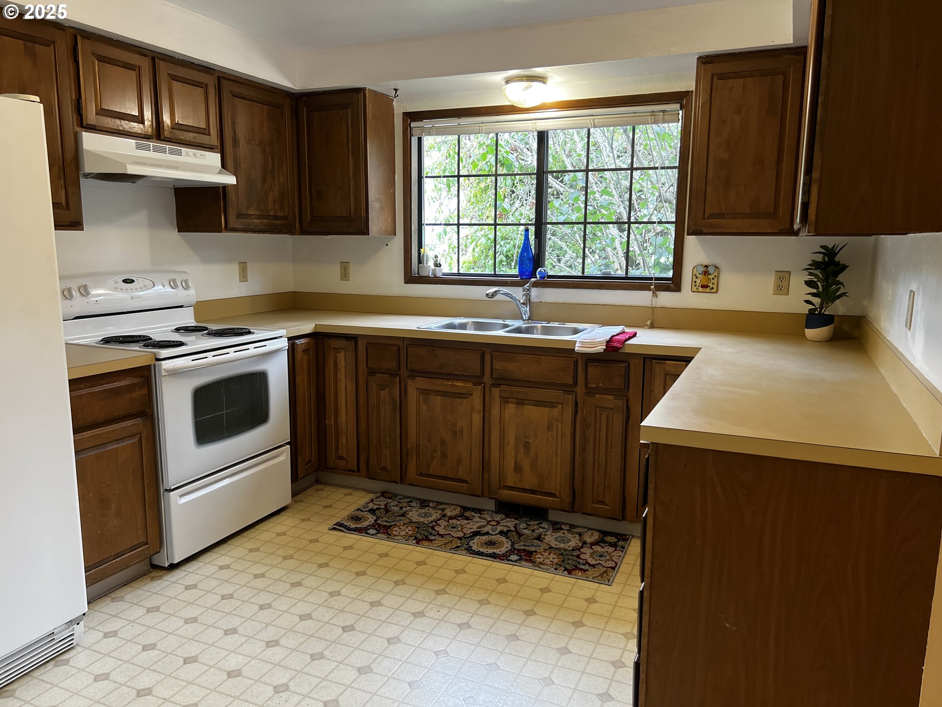 1011 Heather Court Reedsport, OR 97467 - Photo 13 of 46 Kitchen