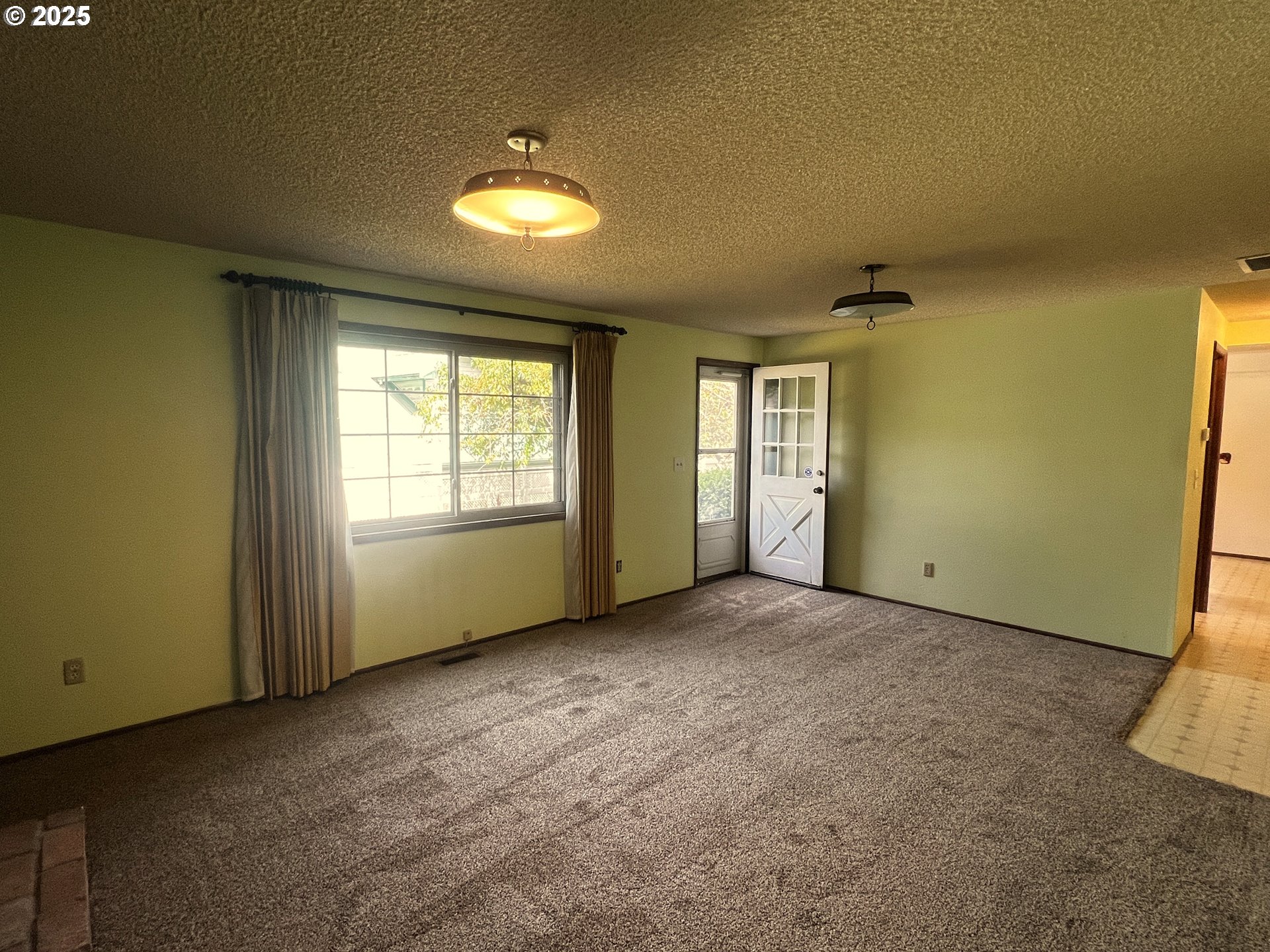 1011 Heather Court Reedsport, OR 97467 - Photo 16 of 46 Family Room
