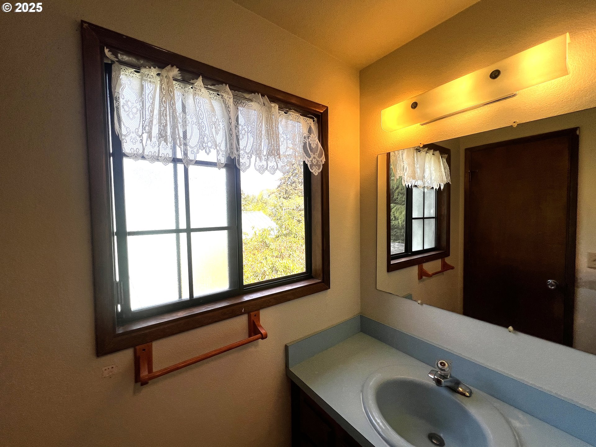 1011 Heather Court Reedsport, OR 97467 - Photo 26 of 46 Bathroom, Attached