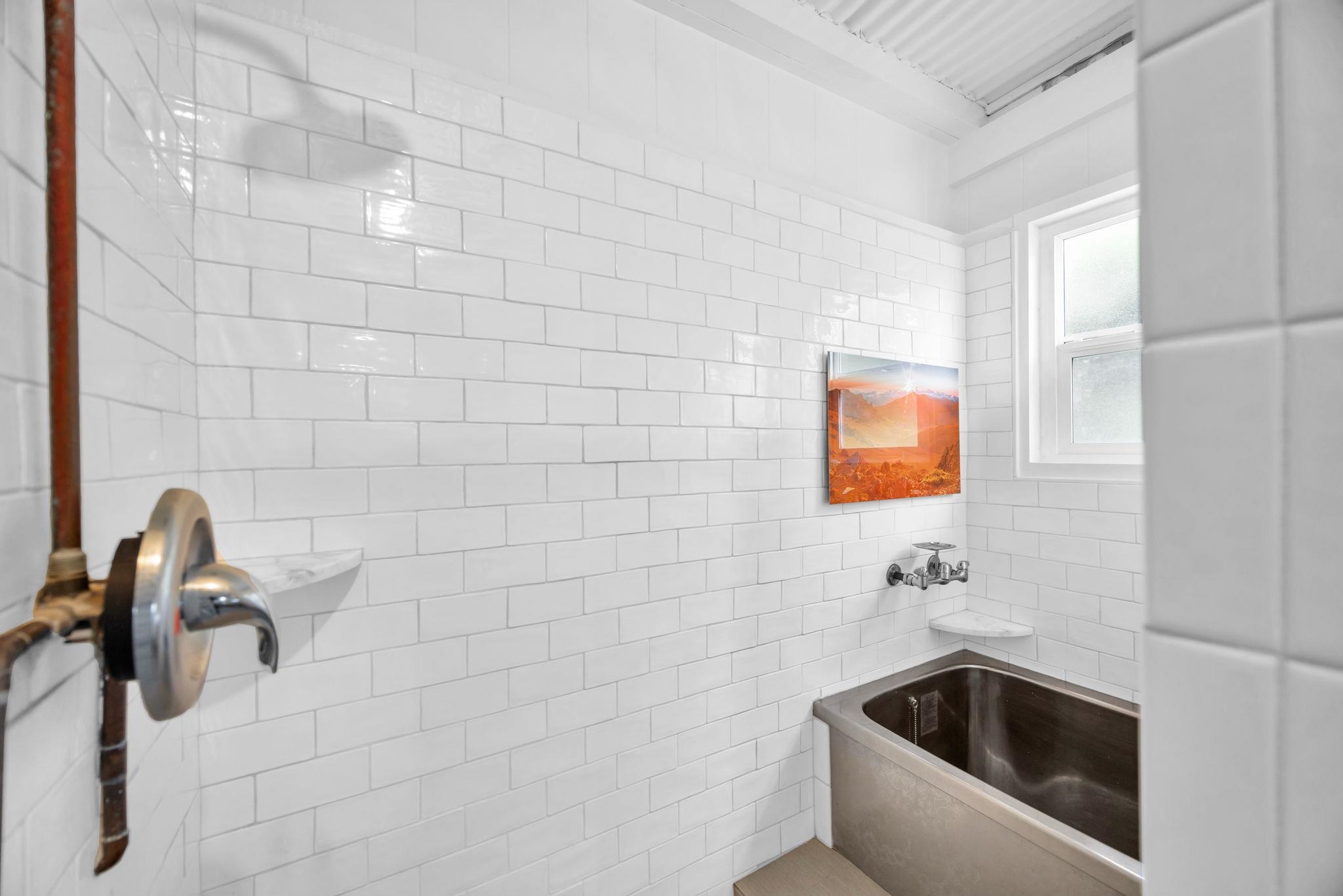 1199 Freitas Place Makawao, HI 96768 - Photo 45 of 49 a bathroom with a sink and bathtub