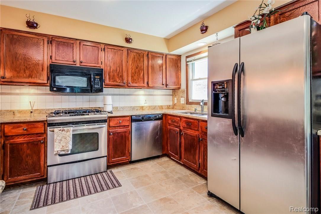 3184 Primrose Drive Rochester, MI 48307 - Photo 22 of 48 Kitchen wth Stainless Steel Appliances & Lots of Counter Space.