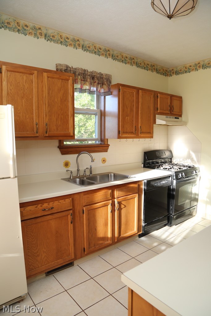 3088 East Waterloo Road Akron, OH 44312 - Photo 12 of 25 Bright kitchen with appliances