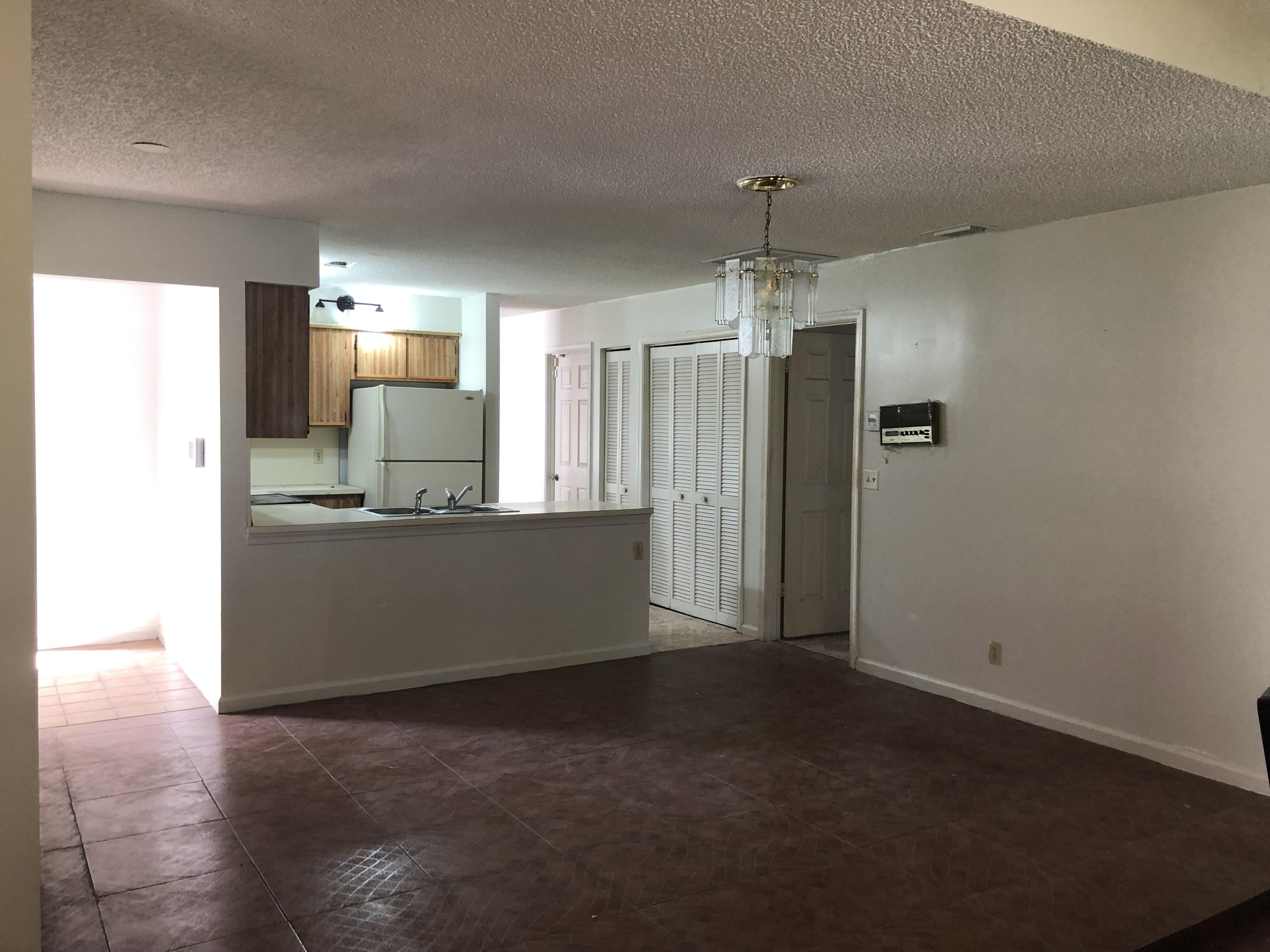 690 Connestee Road West Palm Beach, FL 33413 - Photo 4 of 19 Dining Area