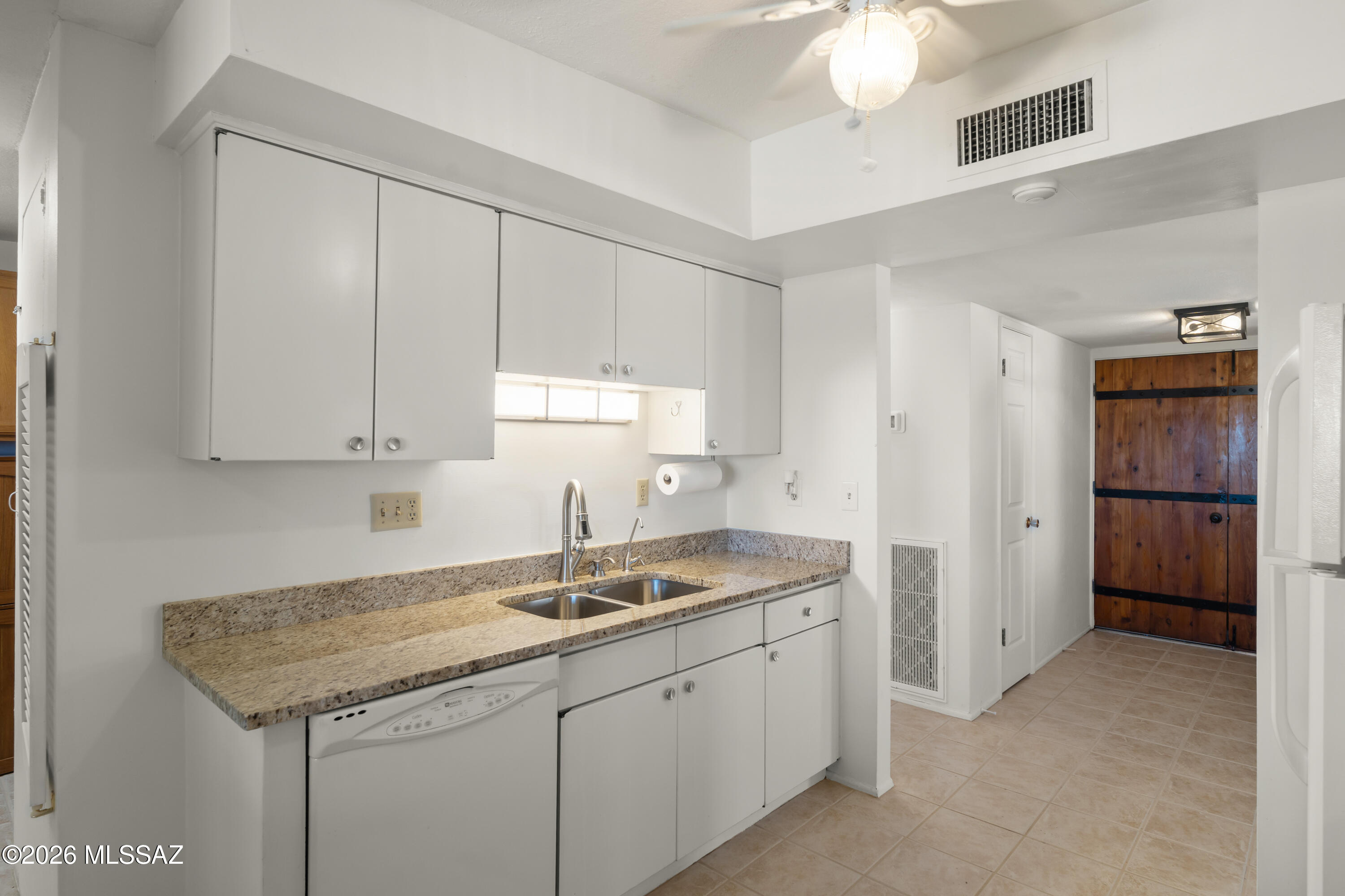 7640 West Maverick Road Sahuarita, AZ 85629 - Photo 10 of 27 Kitchen