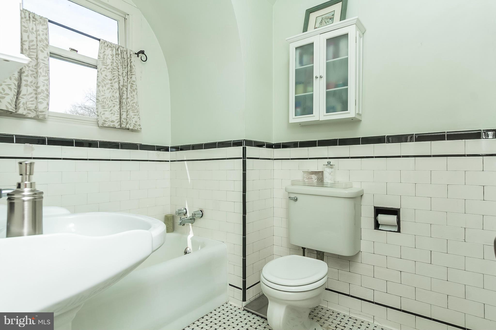 2413 Brambleton Road Baltimore, MD 21209 - Photo 19 of 30 Bath