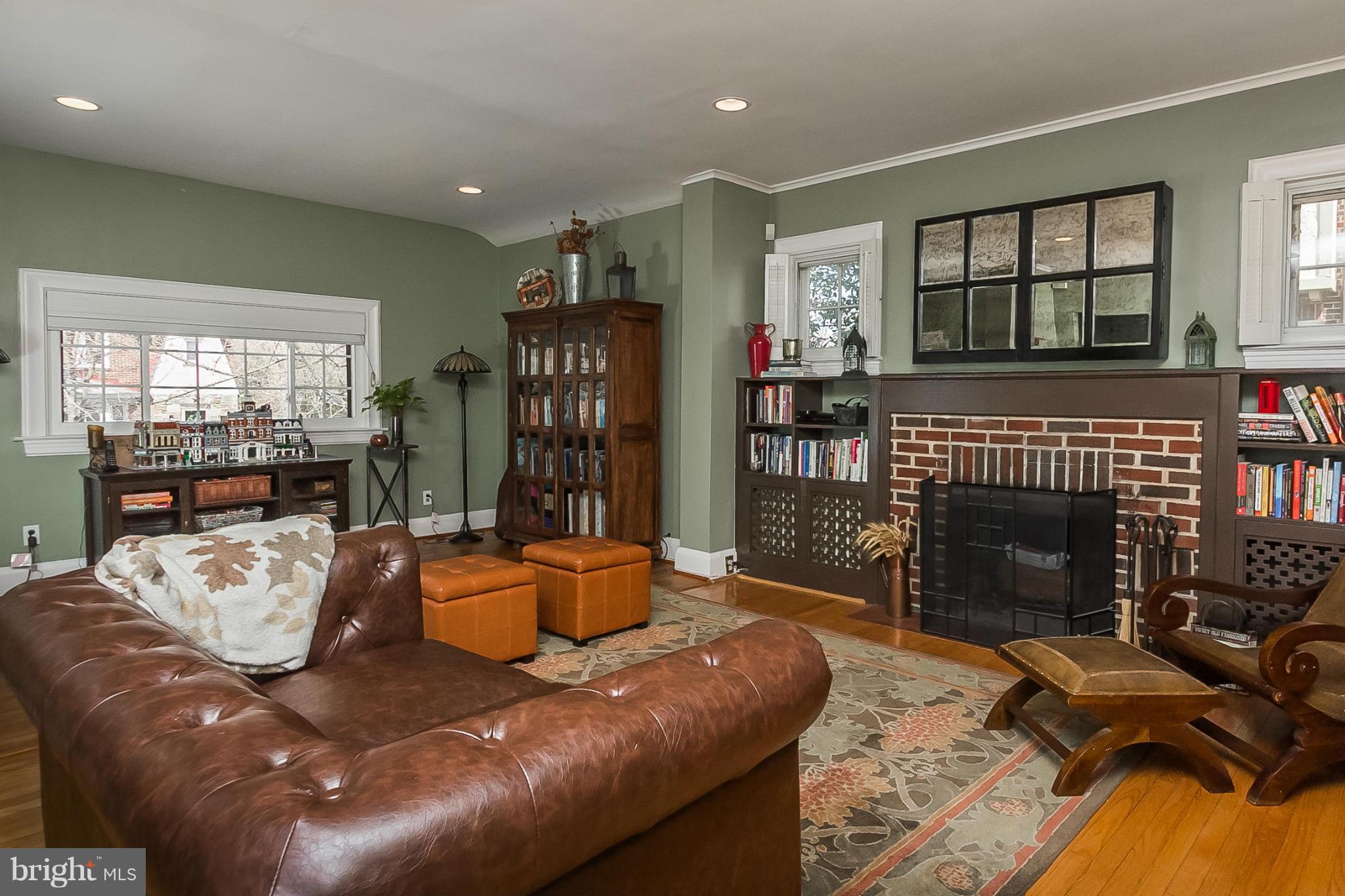 2413 Brambleton Road Baltimore, MD 21209 - Photo 4 of 30 Living Room