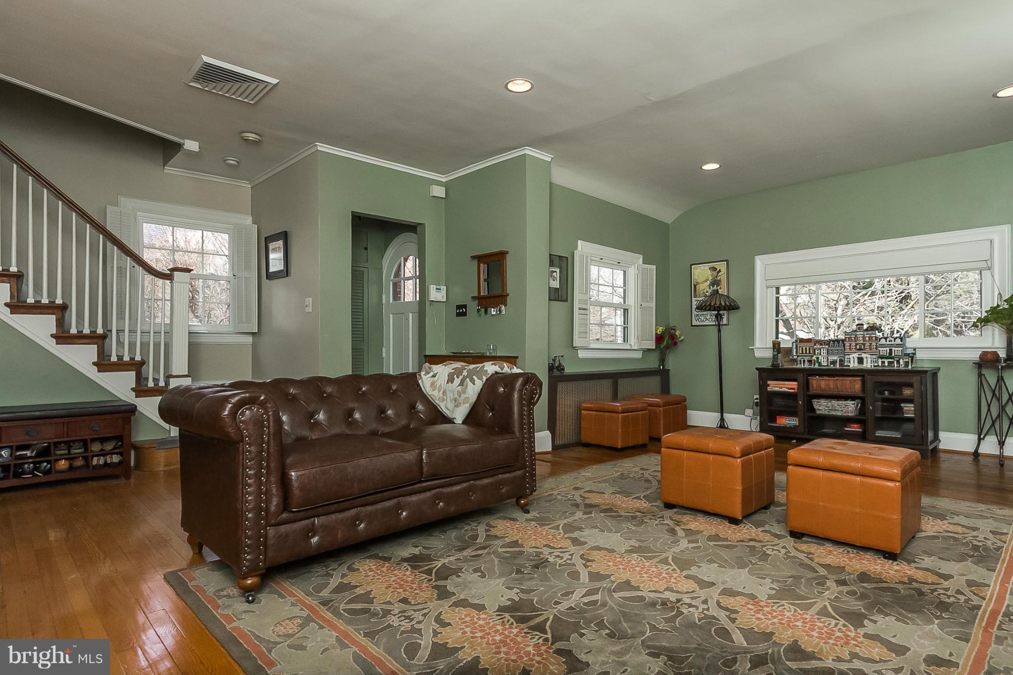 2413 Brambleton Road Baltimore, MD 21209 - Photo 5 of 30 Living Room
