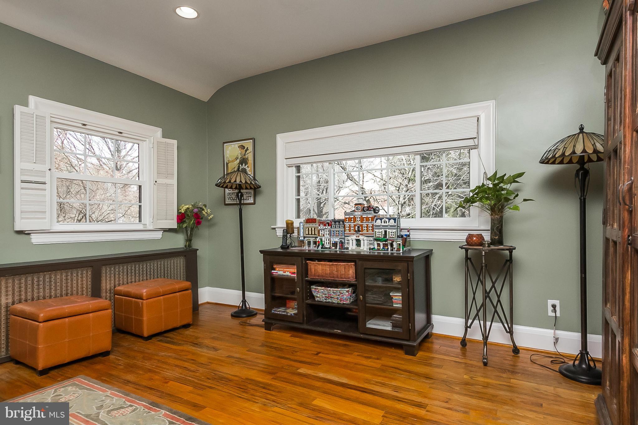 2413 Brambleton Road Baltimore, MD 21209 - Photo 6 of 30 Living Room