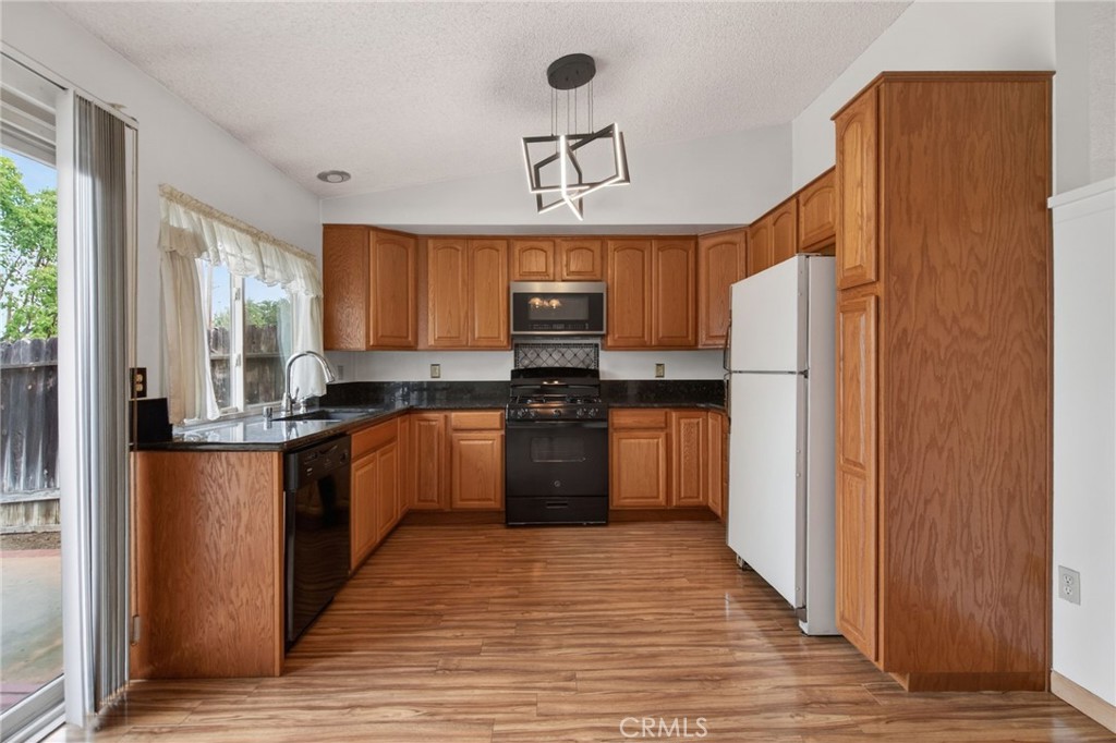 6305 La Mirada Way Riverside, CA 92504 - Photo 7 of 31