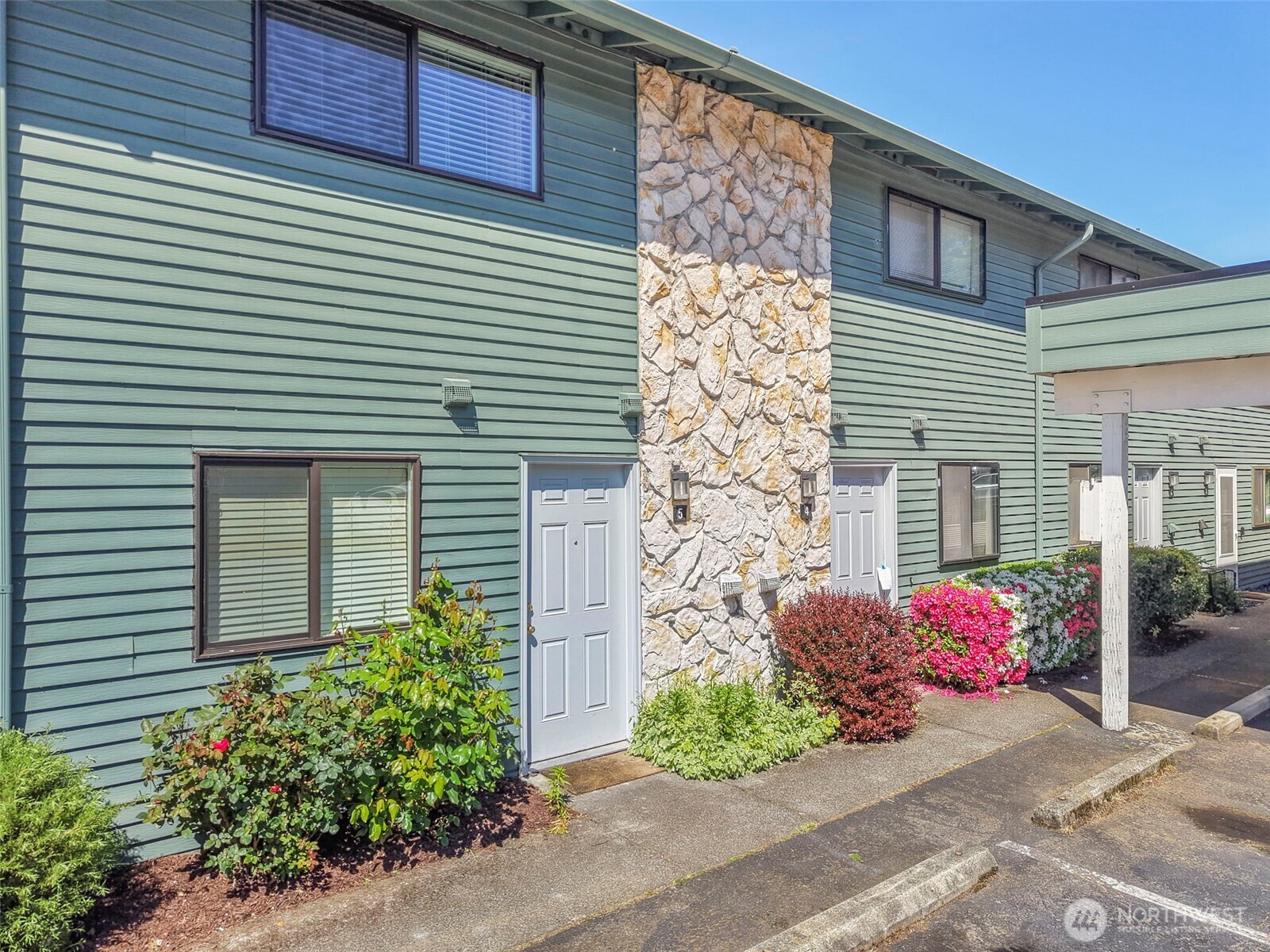 1040 South 320th Street, Unit 5 Federal Way, WA 98003 - Photo 2 of 32