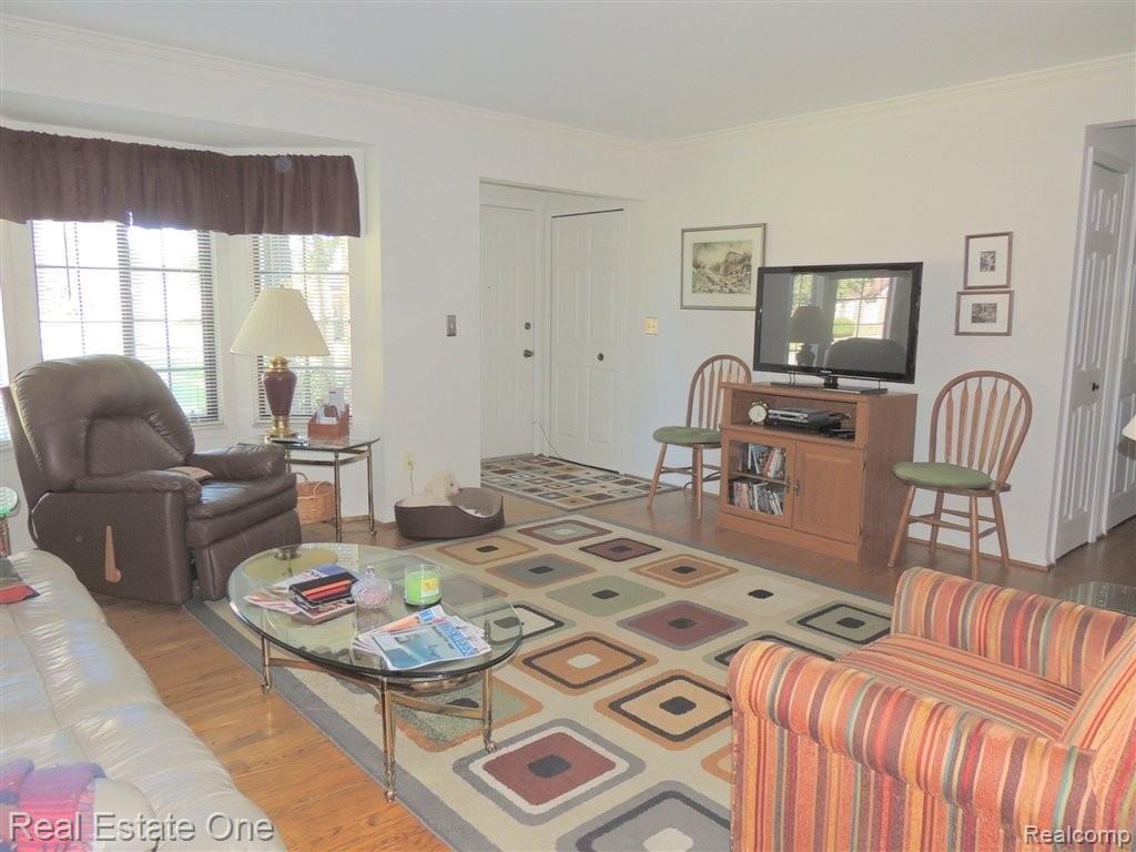 191 Meadow Ln Circle, Unit M 41 Rochester, MI 48307 - Photo 2 of 13 LIVING ROOM
