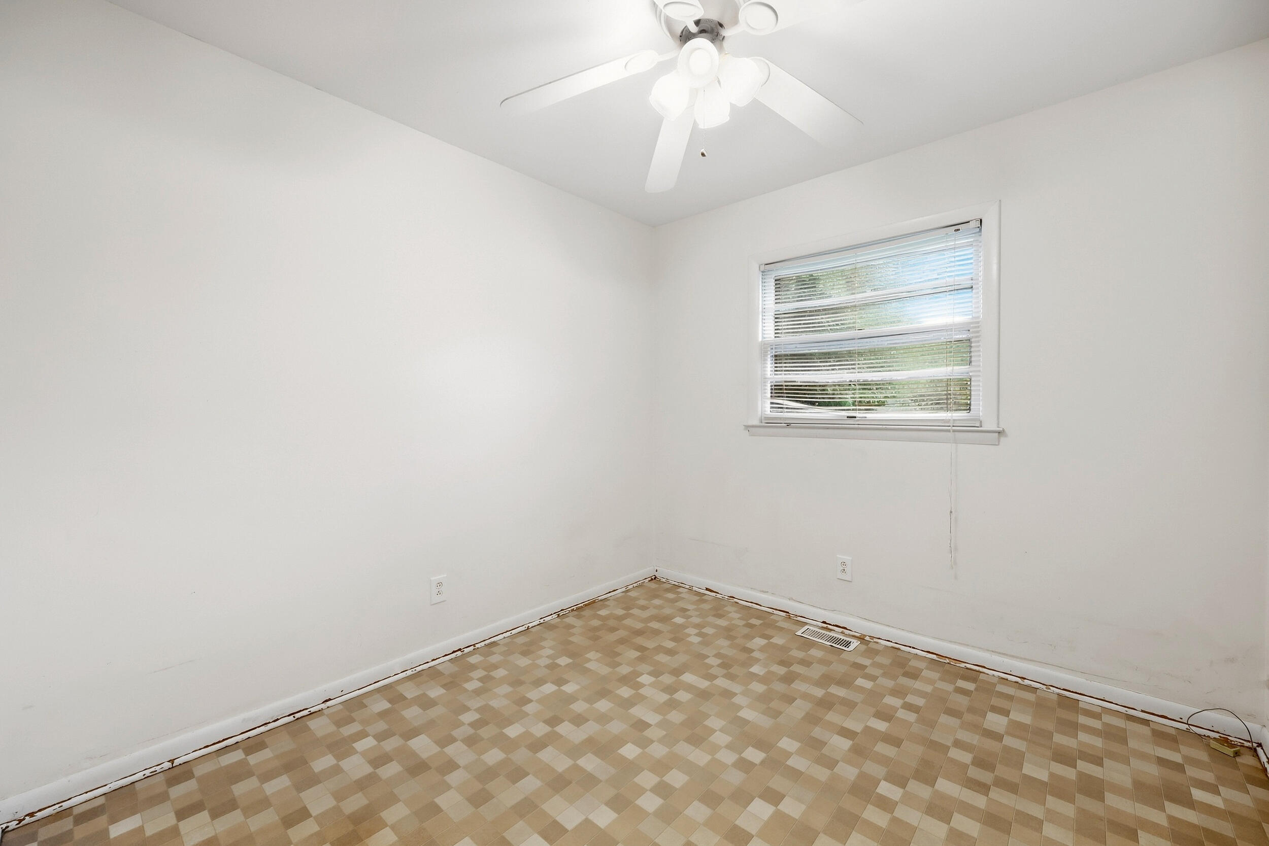 322 Wilson Downing Road Lexington, KY 40517 - Photo 19 of 28 3rd bedroom with vinyl flooring and ceiling fan.