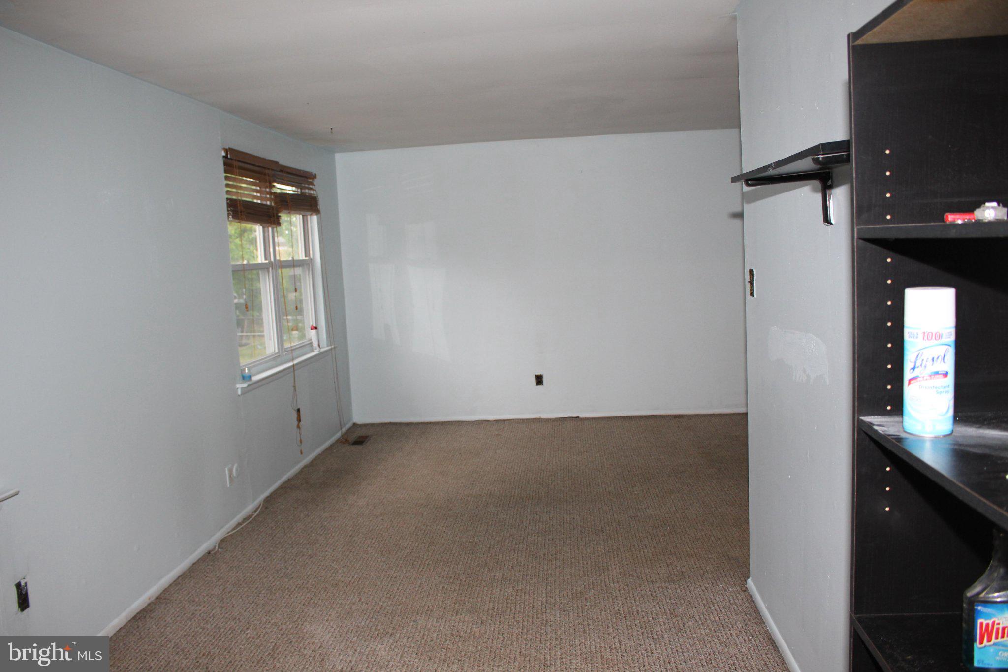 146 Oakmont Road Clementon, NJ 08021 - Photo 22 of 29 Spacious, light-filled living area.