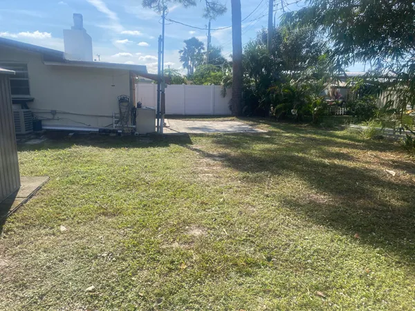 a view of a backyard
