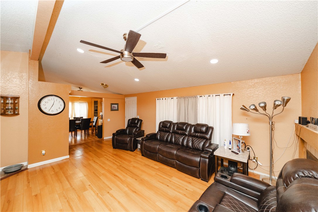 354 South Hano Road Golden Valley, AZ 86413 - Photo 12 of 57 Living Room