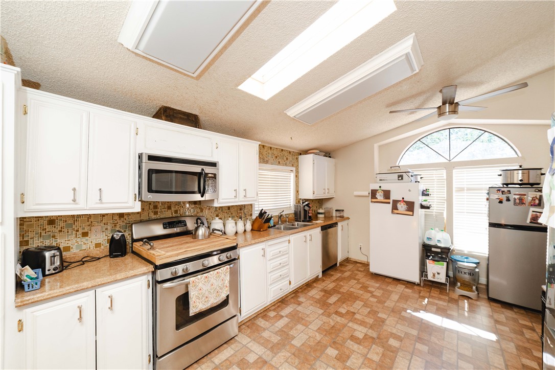 354 South Hano Road Golden Valley, AZ 86413 - Photo 19 of 57 Kitchen