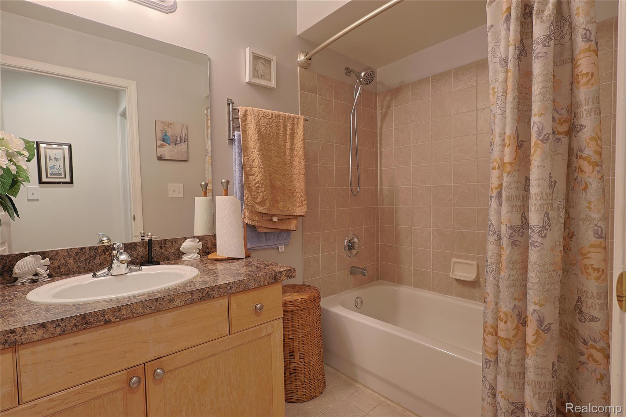 3581 Oakmonte Boulevard Rochester, MI 48306 - Photo 10 of 34