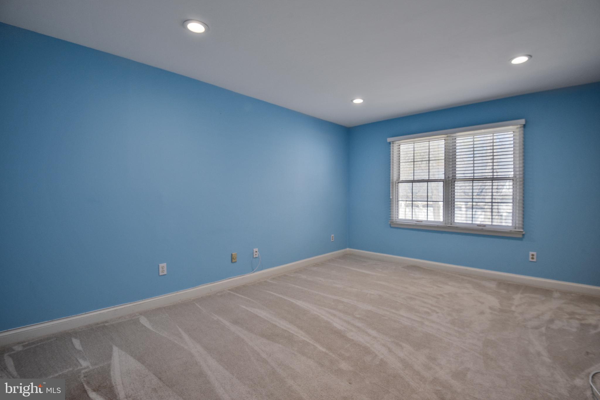 10101 Bentcross Drive Potomac, MD 20854 - Photo 31 of 44 an empty room with windows