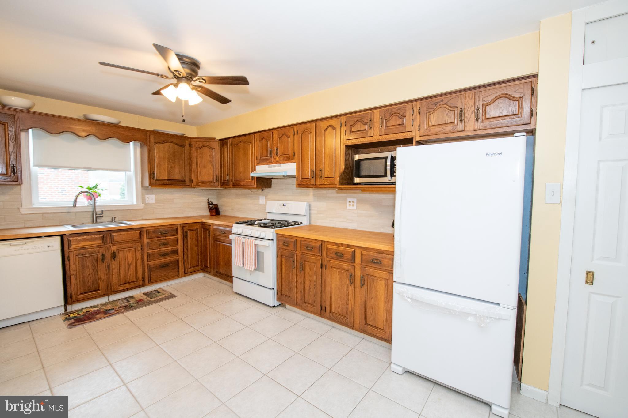 3800 Nedla Road Philadelphia, PA 19154 - Photo 12 of 45 Kitchen new refrigerator, stove & Back splash