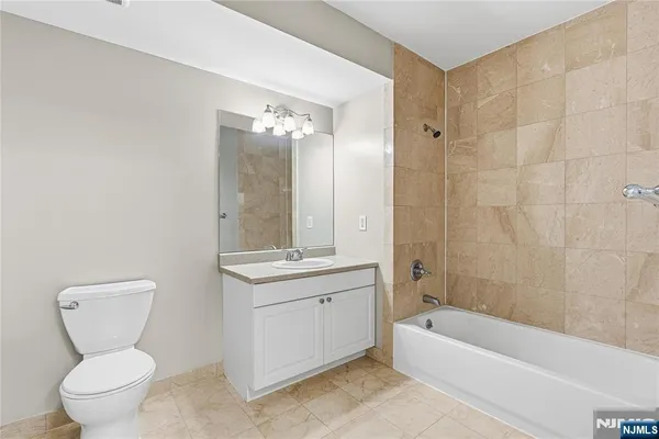 $2,700 | 905 River Road, Unit 224, Edgewater, NJ 07020