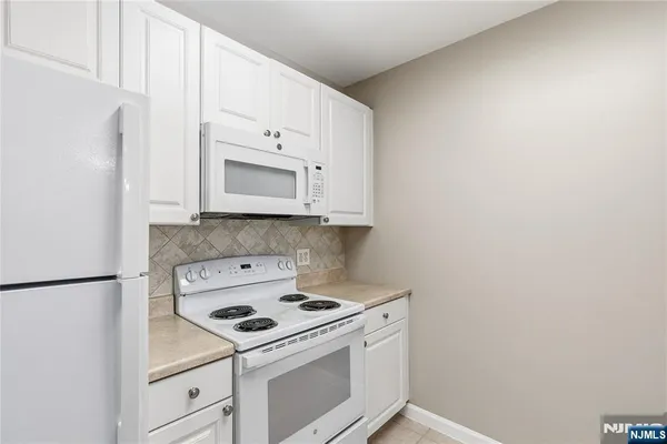 $2,700 | 905 River Road, Unit 224, Edgewater, NJ 07020