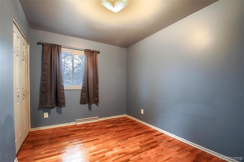 5250 East Carpenter Road Flint, MI 48506 - Photo 20 of 33