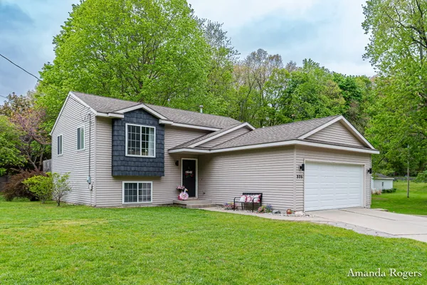 $350,000 | 806 Grindle Drive Southeast, Lowell, MI 49331