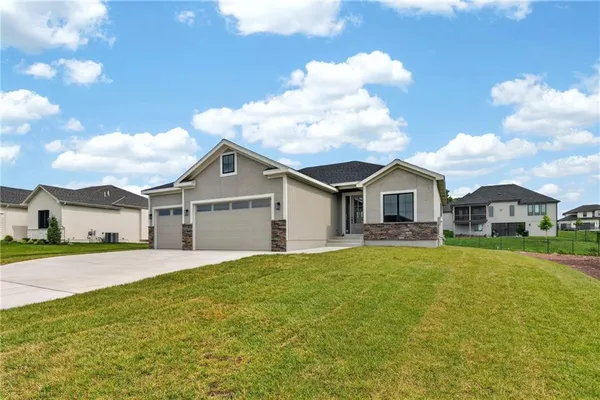 $585,000 | 2605 Northeast Crestview Street, Blue Springs, MO 64029
