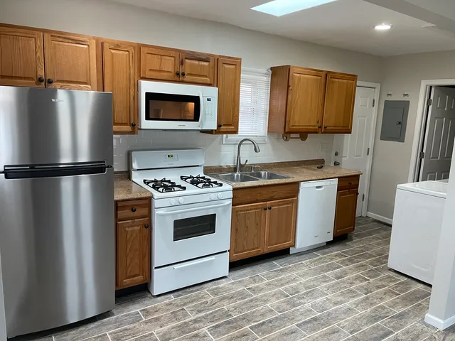 $2,000 | 519 Waukegan Road, Lake Bluff, IL 60044