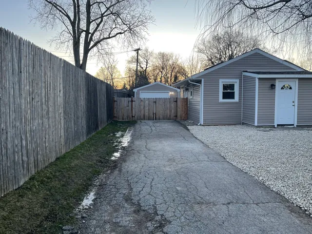 $2,000 | 519 Waukegan Road, Lake Bluff, IL 60044