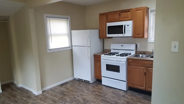 $2,000 | 519 Waukegan Road, Lake Bluff, IL 60044