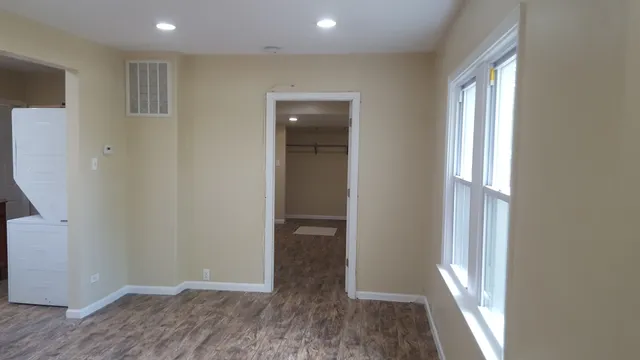 $2,000 | 519 Waukegan Road, Lake Bluff, IL 60044