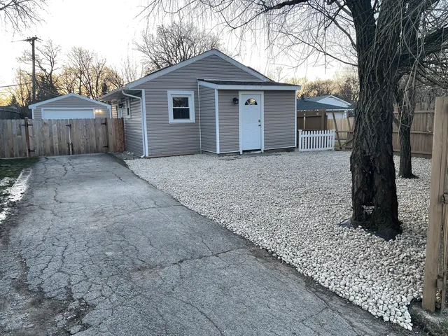 $2,000 | 519 Waukegan Road, Lake Bluff, IL 60044
