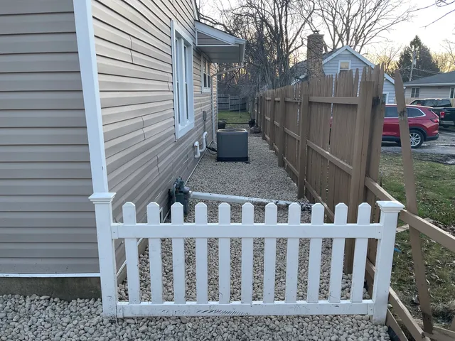 $2,000 | 519 Waukegan Road, Lake Bluff, IL 60044