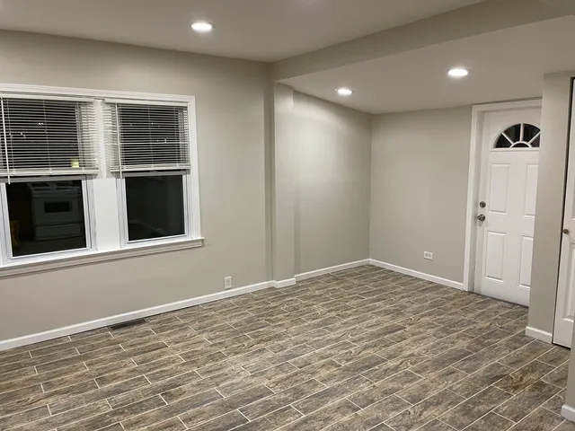 $2,000 | 519 Waukegan Road, Lake Bluff, IL 60044