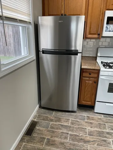 $2,000 | 519 Waukegan Road, Lake Bluff, IL 60044