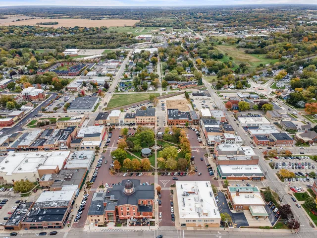 $775,000 | 200 East Judd Street, Woodstock, IL 60098